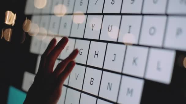 한 여성 이 컴퓨터 단말기의 터치 스크린에 있는 영어 글자를 클릭하면 손가락이 나오며 현대 전자 기술을 이용해 온라인으로 이동 할 수있다. 주문을 하네. — 비디오