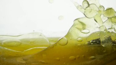 Hardal yağı bir çay kaşığı kenevir yağıyla karıştırılır ve hava damlacıklarından oluşan bir baloncuk yapısına neden olur. Yiyecek için keten tohumu ve kayın yağı beyaz ve altın arka planda bir kasede karıştırılır. Ayçiçeği yağı.