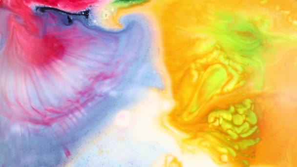 Mouvement artistique liquide de peinture colorée abstraite. Belle diffusion de peinture colorée en liquide, prise de vue en temps réel. Encres multicolores dans le lait .