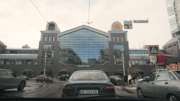 Kharkiv, Ucrania - 15 02 2020: Famoso mercado interior Sumy, disparo de coche. Hermoso edificio del centro comercial desde la calle vista media. Alrededor de autos y gente caminando. Mercado popular Sumskoy . — Vídeos de Stock