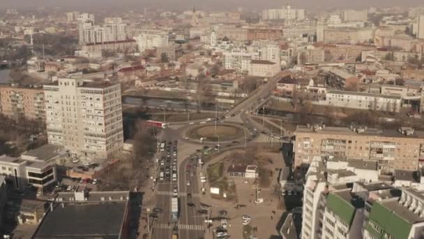 Charkov, Ukrajina - 03.03.2020: Výstřel shora z centra města Charkov, Ukrajina. Letecký záběr mnoha obytných budov, silniční provoz s auty, vícepodlažní budovy ve střední části — Stock video