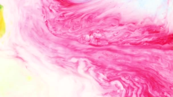 Pinturas de color amarillo rosado y blanco se mezclan sobre un fondo blanco, la pintura se disuelve en leche, arte, textura abstracta de color rosa-amarillo y manchas para el diseñador. Mezcla de colores vivos de manchas multicolores . — Vídeos de Stock