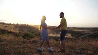 Çayırdaki sevimli mutlu kız, erkek arkadaşına yaklaşır ve onu öper. Sıcak bir sonbahar gününde, ıssız bir tarlada, açık havada, dikenlerin arasında romantik bir buluşma..