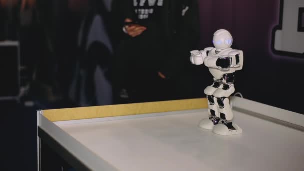 Kharkiv, Ucrania - 09 de noviembre de 2019: La gente ve como un juguete humanoide futurista los bailes masculinos de robot ubtech, movimientos realistas. El concepto del futuro, las nuevas tecnologías . — Vídeos de Stock