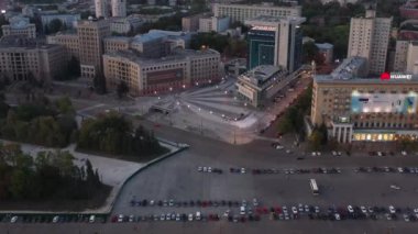 Kharkiv, Ukrayna - Eylül 2019: Günbatımında Özgürlük Meydanı 'nın yanındaki Kharkiv Sarayı Oteli' nden üst düzey çekim