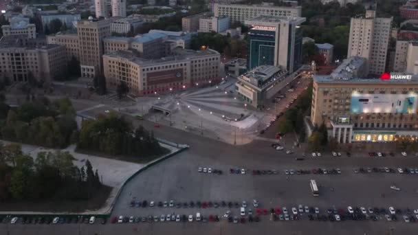 Kharkiv, Ucrânia - setembro de 2019: Tiro com vista superior de cima do Kharkiv Palace Hotel, ao lado da Praça da Liberdade ao pôr do sol — Vídeo de Stock