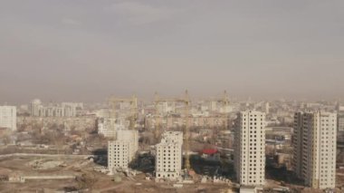Ukrayna 'nın Kharkiv kentindeki yeni beyaz konut binaları ile kentin kitlesel gelişiminin yaklaşık görüntüsü. Şehrin sanayi bölgesi yeni binalar ve evler ile doludur..