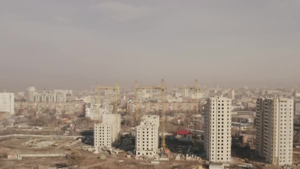 Přibližný záběr masového rozvoje města s novými bílými obytnými budovami ve městě Charkov, Ukrajina. Průmyslová zóna města je plná nových budov a domů. — Stock video