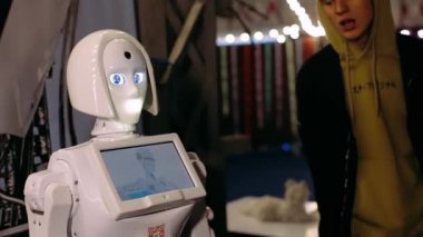 Kharkiv, Ukrayna - 09 Kasım 2019: Rehber gösteriyor, elektronik gözlü KIKI kadın robotundan bahsediyor. Modern bilimsel robot teknolojileri, yapay zeka. Etkileşimli sergi