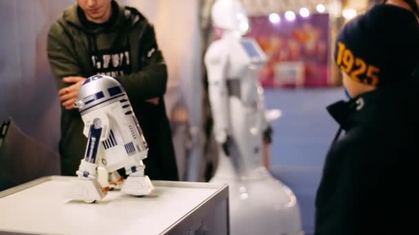 Kharkiv, Ukrayna - 09 Kasım 2019: Star Wars evreninden R2D2 robotu. Robotların bilim sergisi. Elektronik ve robotik, modern teknoloji, robot teknolojisi. Yapay zeka. — Stok video