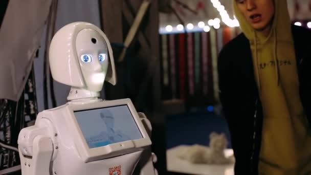 Харьков, Украина - 09 ноября 2019 года: Гид демонстрирует, рассказывает о женщине-роботе KIKI с электронными глазами. Современные научные роботизированные технологии, искусственный интеллект. Интерактивная выставка — стоковое видео