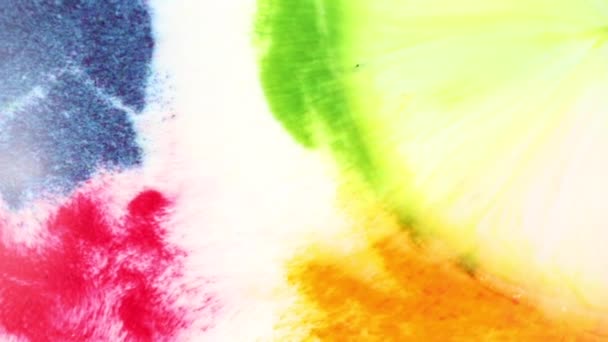 Cores abstratas rosa, amarelo, verde e azul, a tinta é vertida com um líquido multicolorido ainda espesso de diferentes lados do leite. Texturas brilhantes e manchas de mistura de fluidos grossos na tinta . — Vídeo de Stock