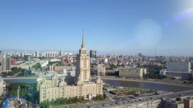 Moskova 'daki Ukrayna Oteli' nin havadan görünüşü. Hükümet binası ve eski Sovyet Stalin gökdelenleri modern Moskova şehrinin merkezinde, Rusya. Kutuzov Bulvarı gündüz trafiği.
