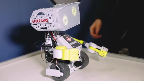 Charkov, Ukrajina - 9. listopadu 2019: Robot Meccano Max se pohybuje a zobrazuje emoce pomocí LED diod na tváři. Průvodce představuje nové technologie na interaktivní výstavě vědy a zábavy. — Stock video