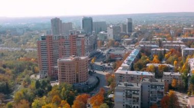 Şehir merkezinin hava görüntüleri, çeşitli yüksek binalar, Kharkov, Ukrayna 'nın yerleşim binaları. Güneşli bir günde sonbahar sabahı trafik ve evlerin panoramik görüntüsü
