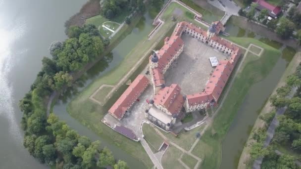 Piękny zamek Nesvizh z lotu ptaka, który znajduje się w starym mieście Nesvizh, Białoruś. Arcydzieło architektury i sztuki krajobrazowej. Widok z góry zabytkowego zamku strzał w słoneczny dzień. — Wideo stockowe