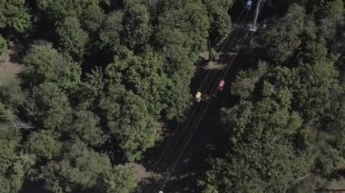 Yazın Ukrayna 'nın başkenti Kharkov' un merkez parkındaki birçok yeşil ağaç arasında çok renkli kamaraları olan kablo TV 'nin en iyi çalışma manzarası. Tepede ilginç bir çekim var. İnsanlar için hafta sonu eğlencesi.