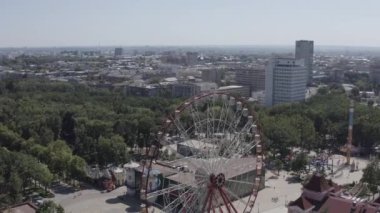 Gorky Park 'taki ünlü güzel dönme dolap Ukrayna' nın başkenti Kharkov 'da birçok yeşil ağaçla birlikte. Tüm şehri görebileceğiniz büyük bir cazibenin havadan çekimi. İnsanlar için eğlence