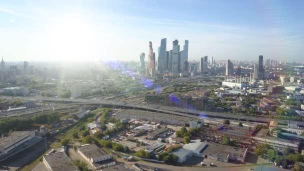 Vista superior del centro de negocios internacional de Moscú, Rusia. Vista aérea de edificios residenciales, tráfico por carretera, rascacielos y edificios modernos de oficinas en la distancia en el soleado clima otoñal. — Vídeos de Stock
