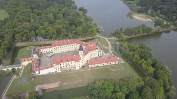 Repül át a híres Nesvizh kastély a város Nesvizh, Fehéroroszország. Az építészet történelmi remekműve. A középkor és az újkor egyik leghíresebb műemléke, felülről nézve. — Stock videók