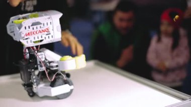 Kharkiv, Ukrayna - 09 Kasım 2019: Rehber, bilim sergisindeki insanlara yeni elektronik mekanik robot Meccano Max modelini sunuyor. Makine konsepti: gelecek, teknoloji ve eğlence.