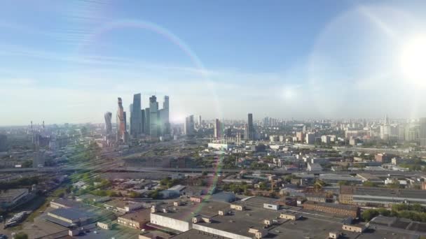 Fotografia panorâmica aérea do distrito de negócios no centro da cidade, arranha-céus, tráfego e edifícios residenciais sob o sol brilhante e brilho no fundo do horizonte bonito, Moscou, Rússia . — Vídeo de Stock