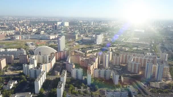 Veel hoogbouw appartementen in de ochtend zonnig weer tegen de horizon met blauwe lucht, bovenaanzicht. Moskou, Rusland. Lucht uitzicht vanaf de hoogte van huizen in het centrum van de stad onder de felle zon. — Stockvideo