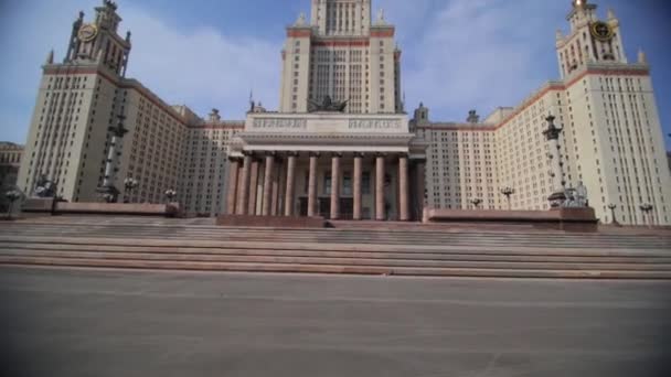 Oroszország, Moszkva - 06.05.2020: Bottom-up shot of the famous landmark building of Moscow State University in the capital of Russia in the day. A moszkvai egyetemi komplexum központi épülete. — Stock videók