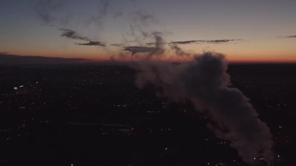 Top view of the thick smoke that rises from the chimneys against the sunset. The main boiler house in the evening city. Pollution and industry. Beautiful sunset over a smoking thermal power plant. — 비디오