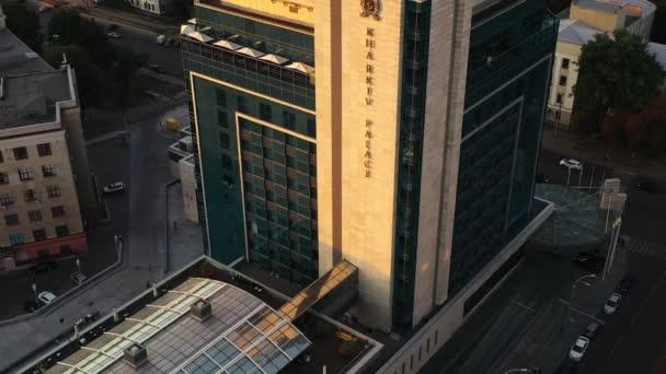 Kharkiv, Ukraina - 12.05.2020: Topputsikt från ovan Kharkiv Palace Hotel, bredvid Frihetstorget vid solnedgången — Stockvideo