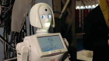 Kharkiv, Ukrayna - 09 Kasım 2019: Rehber gösteriyor, elektronik gözlü KIKI kadın robotundan bahsediyor. Modern bilimsel robot teknolojileri, yapay zeka. Etkileşimli sergi