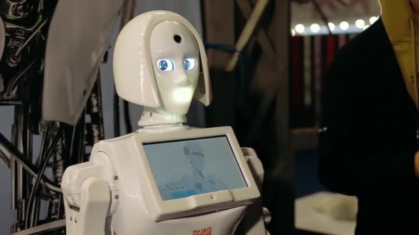 Харьков, Украина - 09 ноября 2019 года: Гид демонстрирует, рассказывает о женщине-роботе KIKI с электронными глазами. Современные научные роботизированные технологии, искусственный интеллект. Интерактивная выставка — стоковое видео