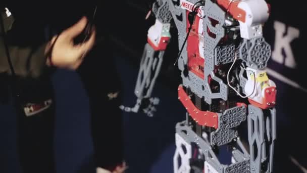 Kharkiv, Ukrayna - 09 Kasım 2019: Bir adam robot tasarımcı Meccano 'nun önünde oturuyor, konuşuyor ve emirler veriyor. Bilim ve eğlence sergisi, modern teknoloji. — Stok video