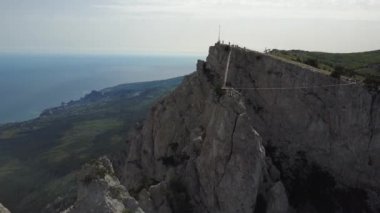 Ukrayna, Alupka 'daki ünlü Ai-Petri Dağı' nın zirvesinden dairesel ateş. Kırım 'daki en yüksek dağların ve dağların büyüleyici manzarası güneşli havada Karadeniz ile kesişir..