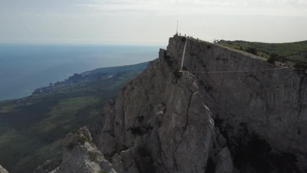 Ukrayna, Alupka 'daki ünlü Ai-Petri Dağı' nın zirvesinden dairesel ateş. Kırım 'daki en yüksek dağların ve dağların büyüleyici manzarası güneşli havada Karadeniz ile kesişir.. — Stok video