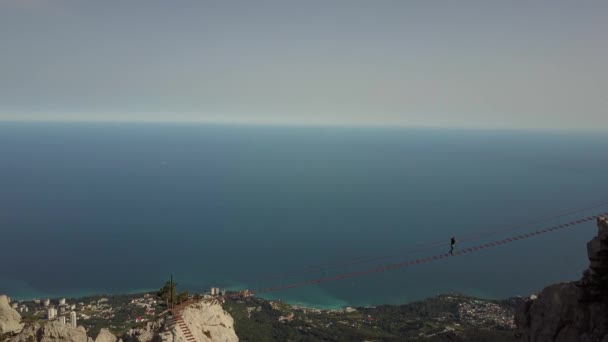 Extrem träbro som leder till toppen av det högsta berget i Krim - Ai-petri. Ovanifrån av turister går upp bergen mot bakgrund av staden Alupka och Svarta havet, Ukraina. — Stockvideo