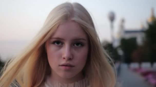 Gros plan sur le joli visage d'une charmante femme caucasienne marchant vers l'avant vers la caméra. Belle blonde en toute confiance et vivement se promenant dans la ville mourante, Kharkov, Ukraine .