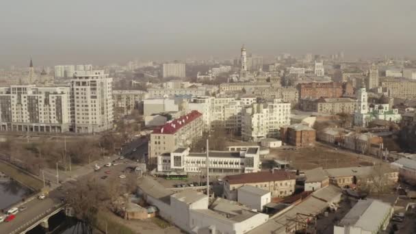 Kharkiv, Ukrayna - 03.03.2020: Ukrayna 'nın en büyük ikinci kenti olan Harkov' un merkezindeki evler, insanlar, ulaşım, nehir ve yerleşim alanlarının havadan görüntüsü. İkamet bölgelerinin yukarısından — Stok video