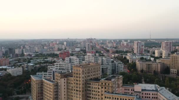 Wspaniały panoramiczny strzał słynnego Uniwersytetu Karazin i zabytkowego budynku Derzhprom znajduje się na placu Wolności na tle budynków mieszkalnych i horyzontu, Charków, Ukraina. — Wideo stockowe