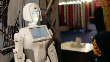 Kharkiv, Ukrayna - 09 Kasım 2019: Gerçekçi elektronik gözlü robot kadın KIKI. Modern bilimsel robot teknolojileri, yapay zeka. Robotların etkileşimli sergisi.
