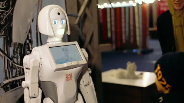 2019年11月9日，乌克兰哈尔科夫：机器人女机器人KIKI，头戴现实的电子眼。现代科学机器人技术，人工智能。机器人互动展览. — 图库视频影像