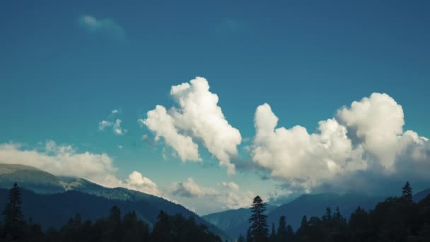 Sparatoria accelerata dal luogo di grandi nuvole in movimento ombreggiando colline di montagna, foreste e massicci. Bella valle di montagne e alberi sotto un cielo nuvoloso denso. Natura caucasica in timelapse . — Video Stock