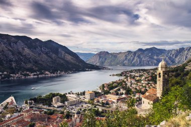 Kotor Koyu'ndaki bir bakış. Karadağ, Balkanlar