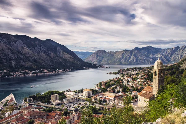 Kotor Koyu'ndaki bir bakış. Karadağ, Balkanlar