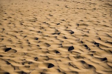 Güneşli kumlu bir plaj tatil günlerinde üzerinde kum tepeleri. Yaz tatili için arka plan.