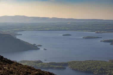 Adalar ve arka planda dağlar alanlarla güzel Göl Manzaralı