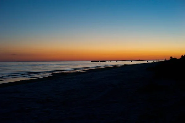 Huzurlu ve sessiz sunset Beach. Güzel parlak renkler.