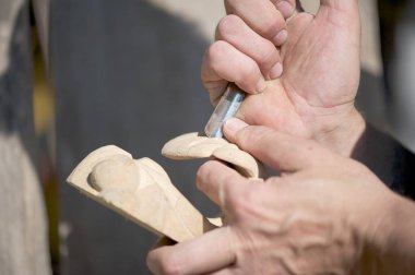 Portre resim oymacılığı işleminin. Erkek el, araçları ve ahşap parça.