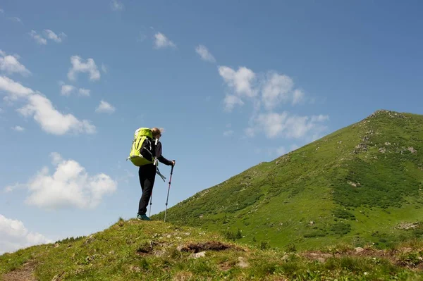 Vrouw Zwart Met Een Fel Groene Rugzak Staat Een Heuvel — Stockfoto