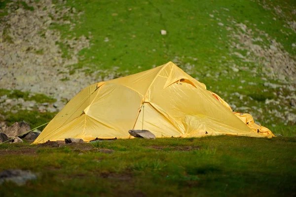 Gula Tält Gräset Med Vackra Klippiga Berget Bakgrunden Inga Människor — Stockfoto